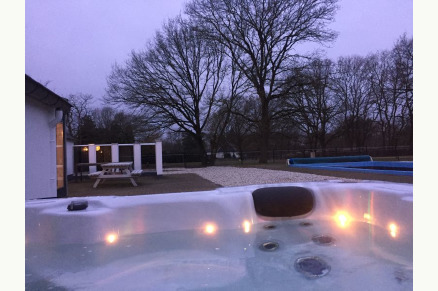 Vrijstaande boerderij aan het natuurgebied Maasduinen met zwembad en 5 stallen VMP050